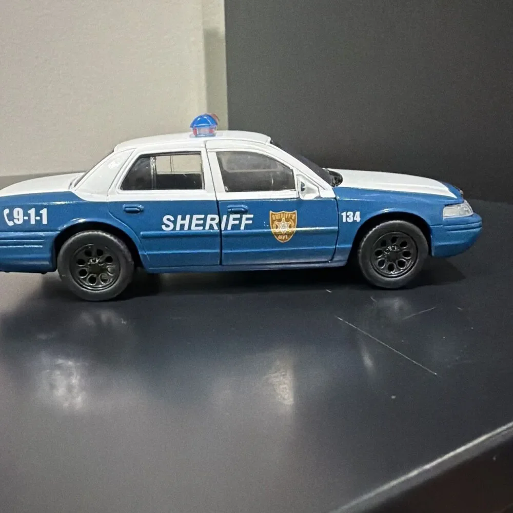 Jada 1/32 Scale 35728 - Rick Grimes Ford Crown Victoria Sheriff The Walking Dead